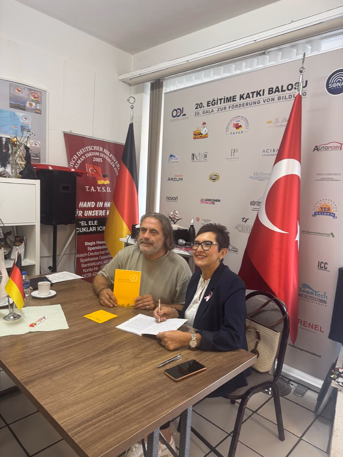 Birgül Özçetin signiert „Güneşle Randevu“ für DETUS bei der Bildungs-Gala in Gelsenkirchen