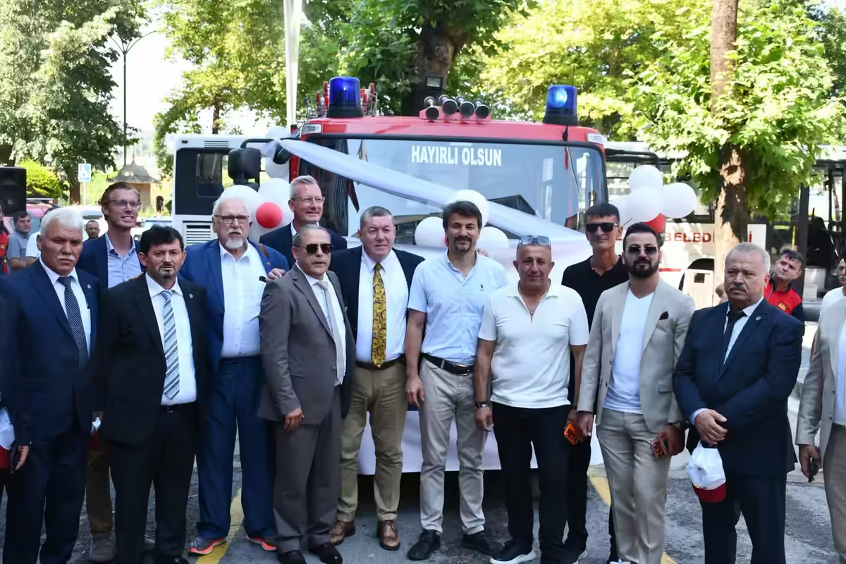 Delegation aus Gelsenkirchen-Horst vor dem Feuerwehrfahrzeug in Alaplı