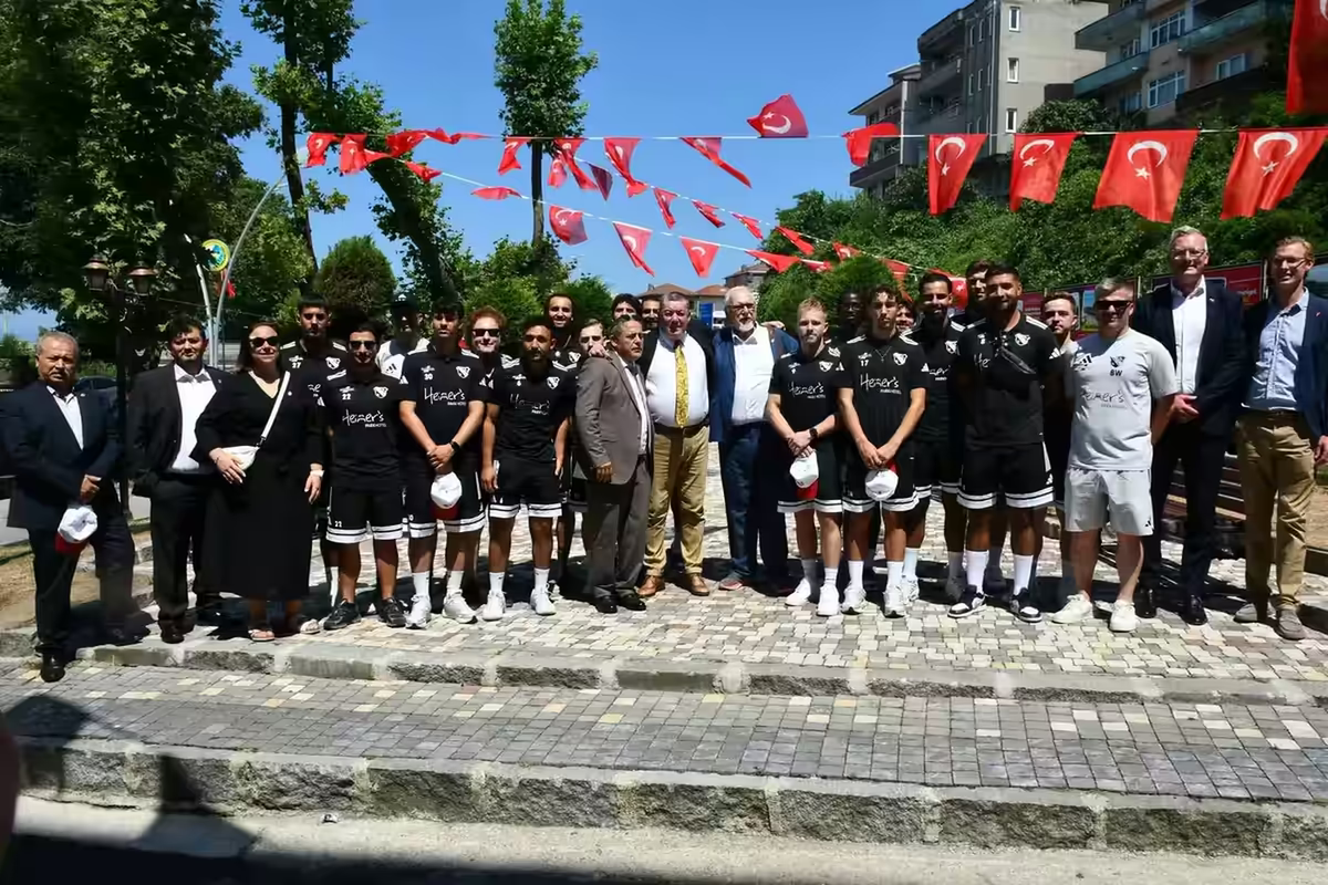 Mannschaften von Horst 08 und Alaplı nach dem Freundschaftsspiel unter türkischen Fahnen