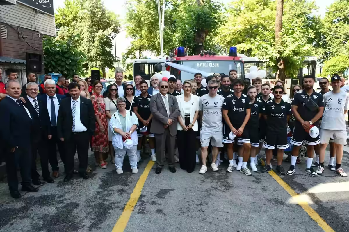 Spieler und Gäste nach dem Freundschaftsspiel in Alaplı