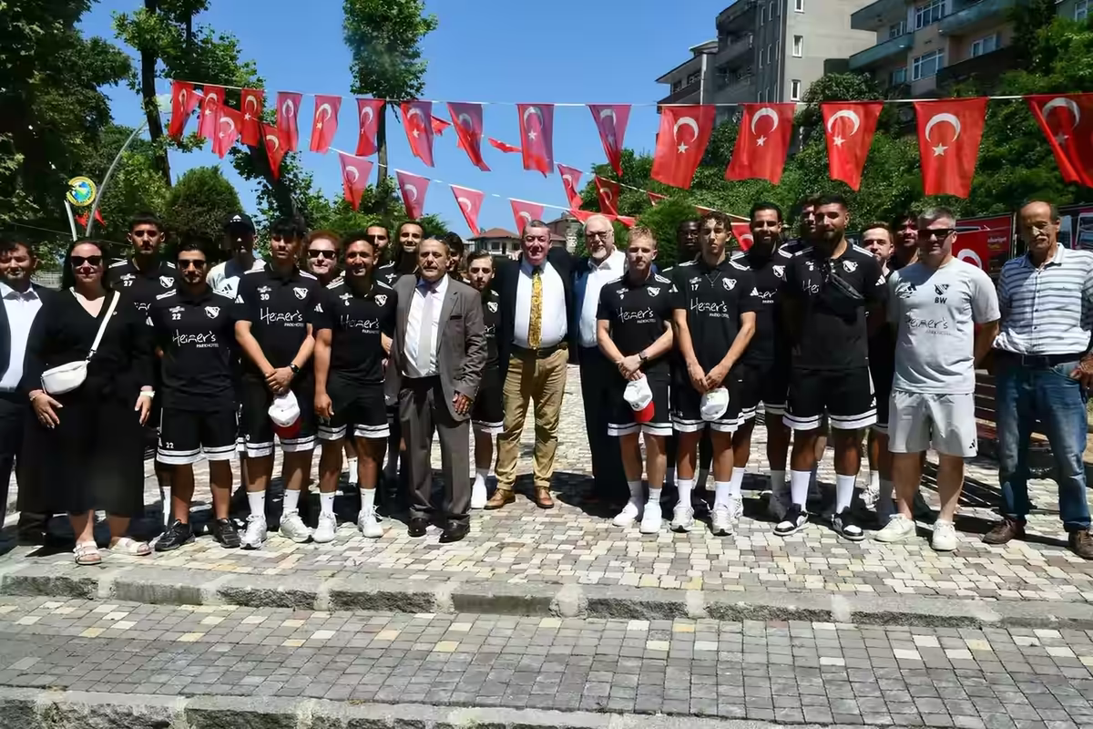 Mannschaftsfoto von Horst 08 und der Auswahl aus Alaplı