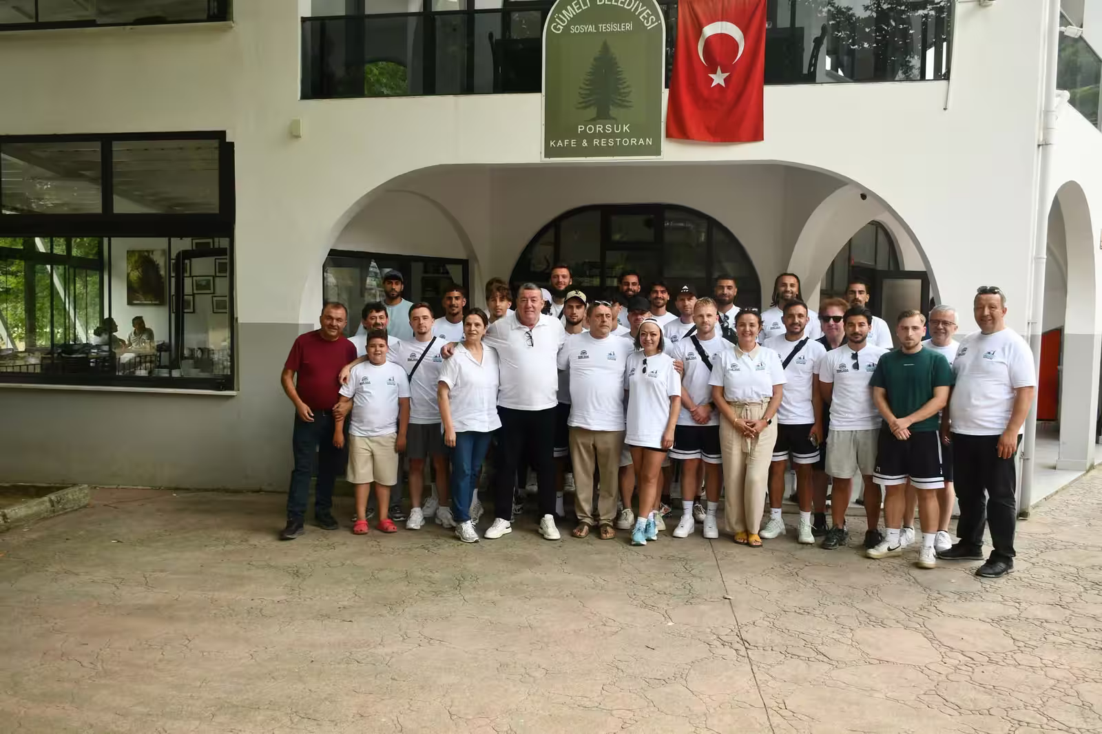 Delegation aus Gelsenkirchen-Horst vor dem Gemeindehaus in Gümeli
