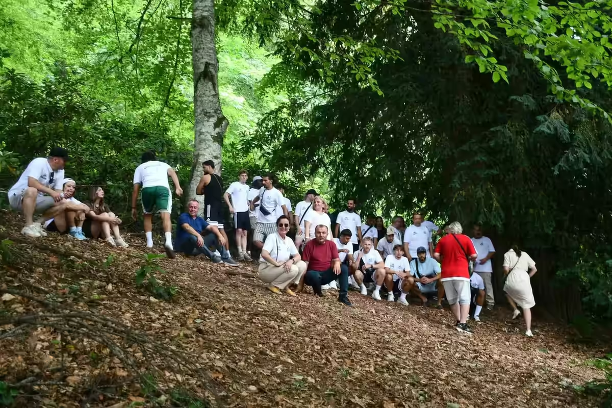 Weg der Delegation durch den Wald bei Gümeli