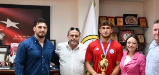 Ehrung der jungen Ringer Yunus Emre Yaman und Beytullah Uludağ in Alaplı